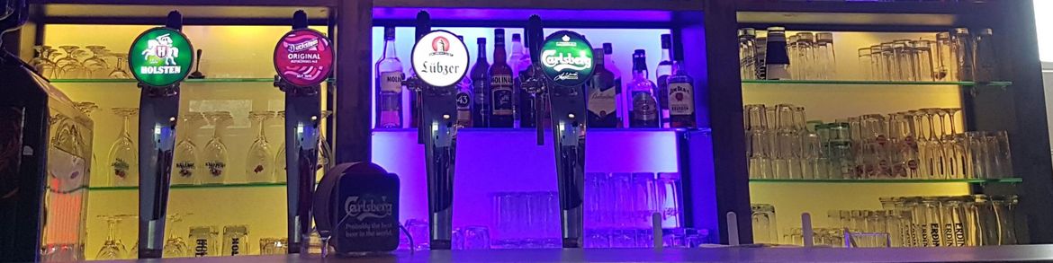 Die Bar mit Beleuchtung