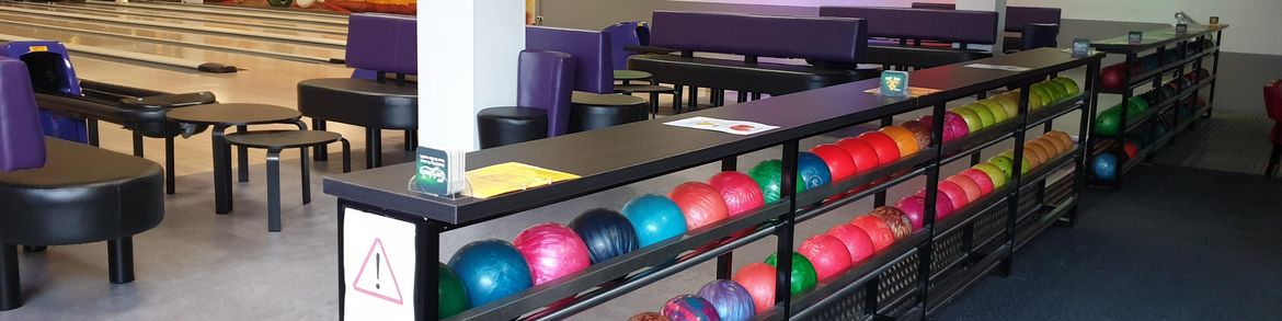 BowlingTreff - Bowlingbahnen im heller Beleuchtung aus Sicht der Bar