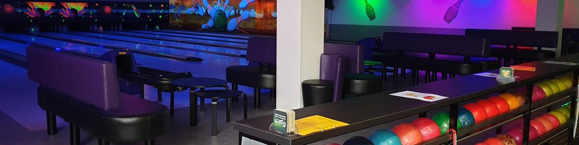 BowlingTreff - Bowlingbahnen im Disco Beleuchtung aus Sicht der Bar